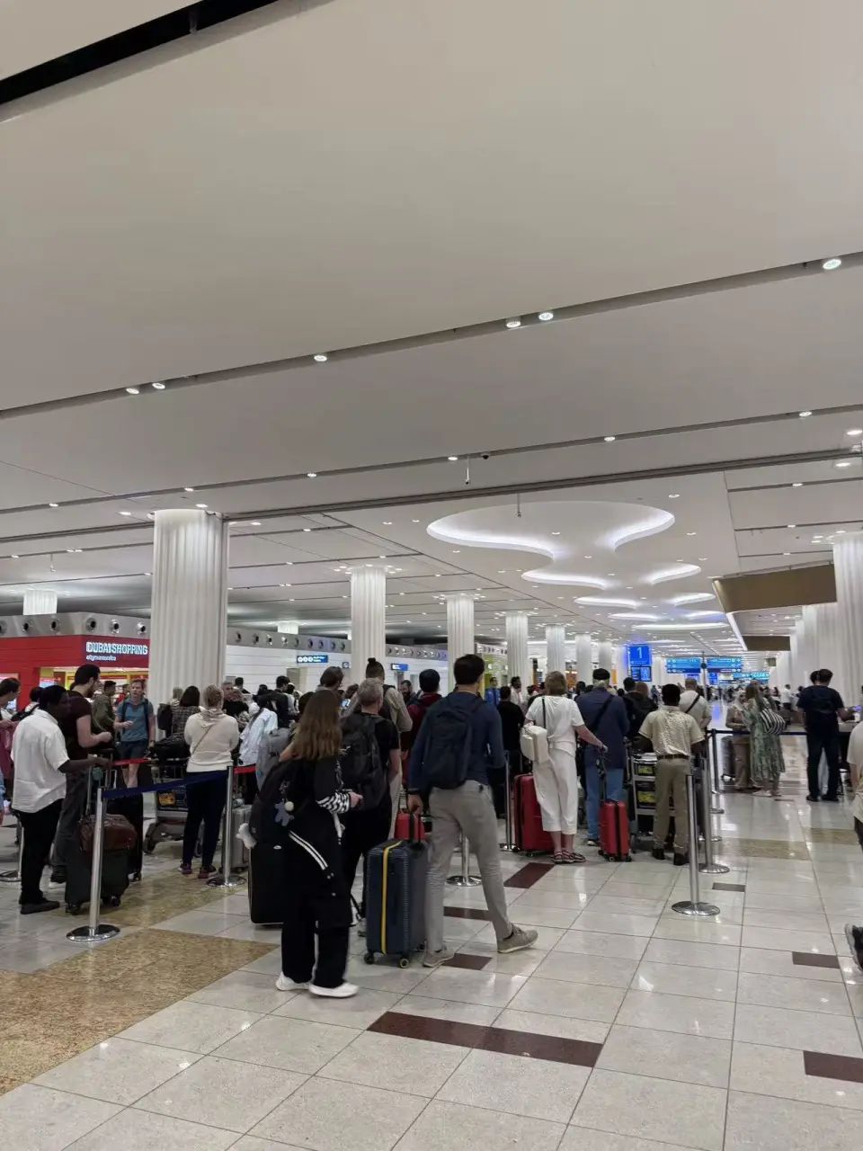 來自杭州的旅客曾曾指，杜拜機場秩序大致良好。潮新聞