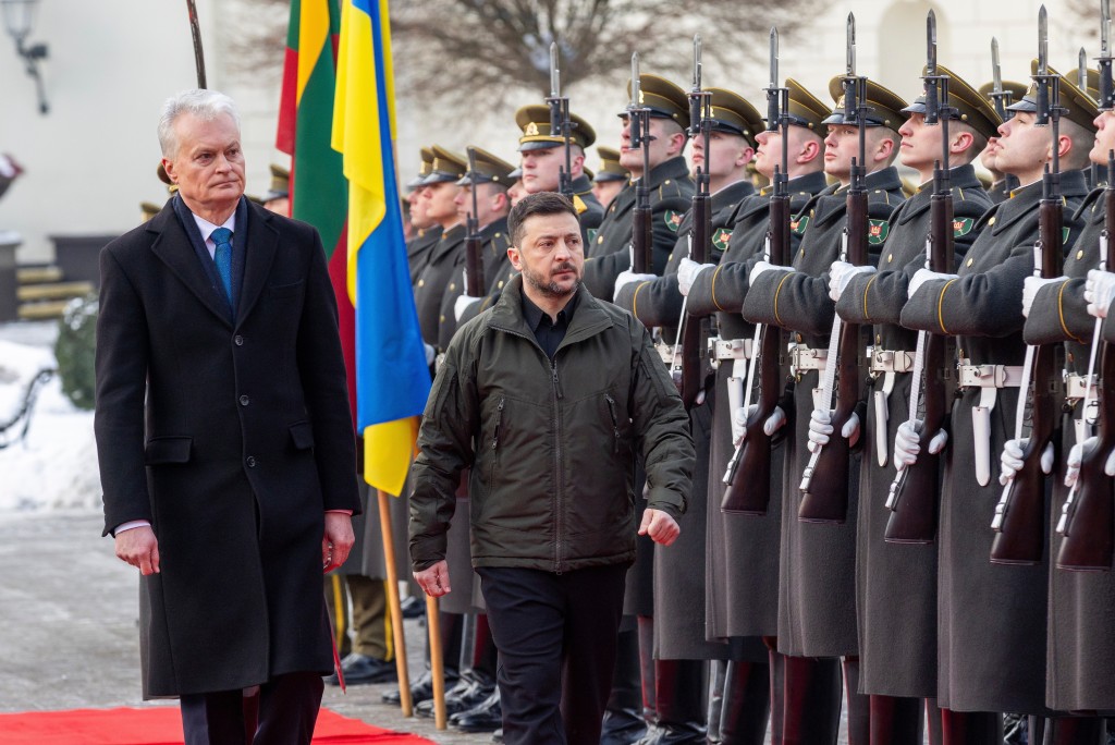 澤連斯基在立陶苑總統陪同下，檢閱儀仗隊。美聯社
