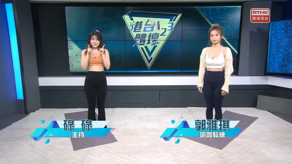 郭雅琪（右）身穿低胸瑜伽装教学。