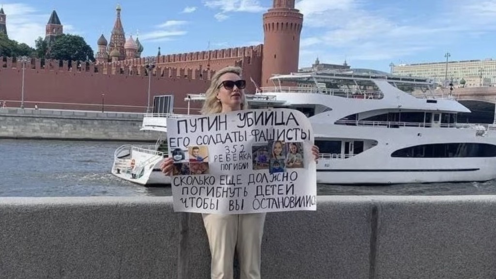 奥夫相尼科娃举标语抗议战争，指「普京是杀手，他的士兵是法西斯份子」。 网上图片