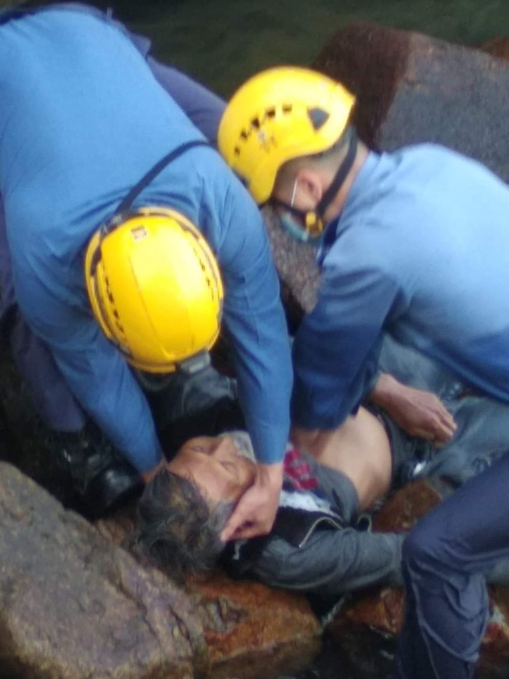 消防将他救起，并将他送往医院抢救。网上图片