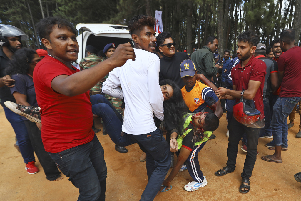 斯里兰卡越野赛车冲出赛道酿7死。美联社