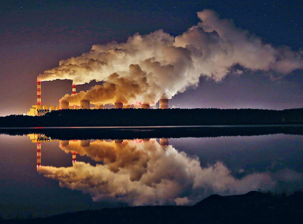 位于波兰的欧洲最大燃煤电厂Belchatow浓烟滚滚。