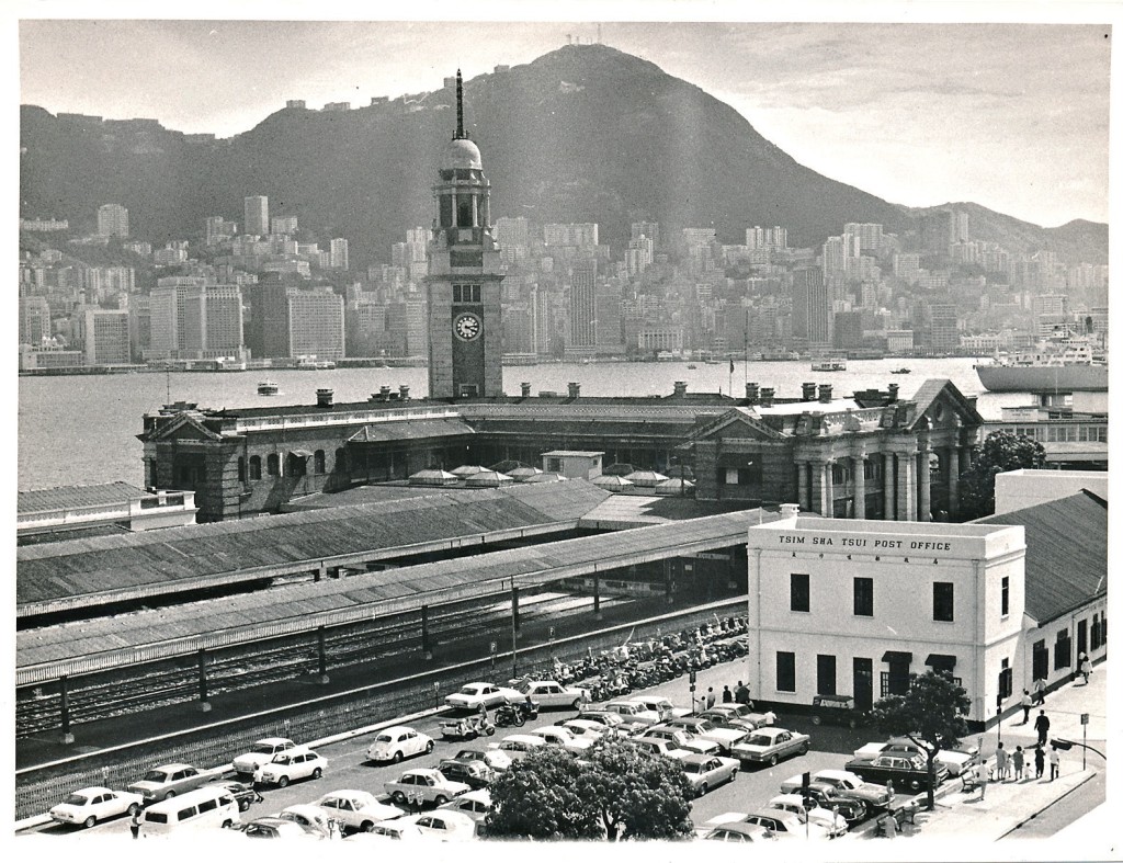 九廣鐵路通車後，九龍總站位於尖沙咀天星碼頭旁。1975年遷至紅磡站，原址於80年代興建了香港文化中心。