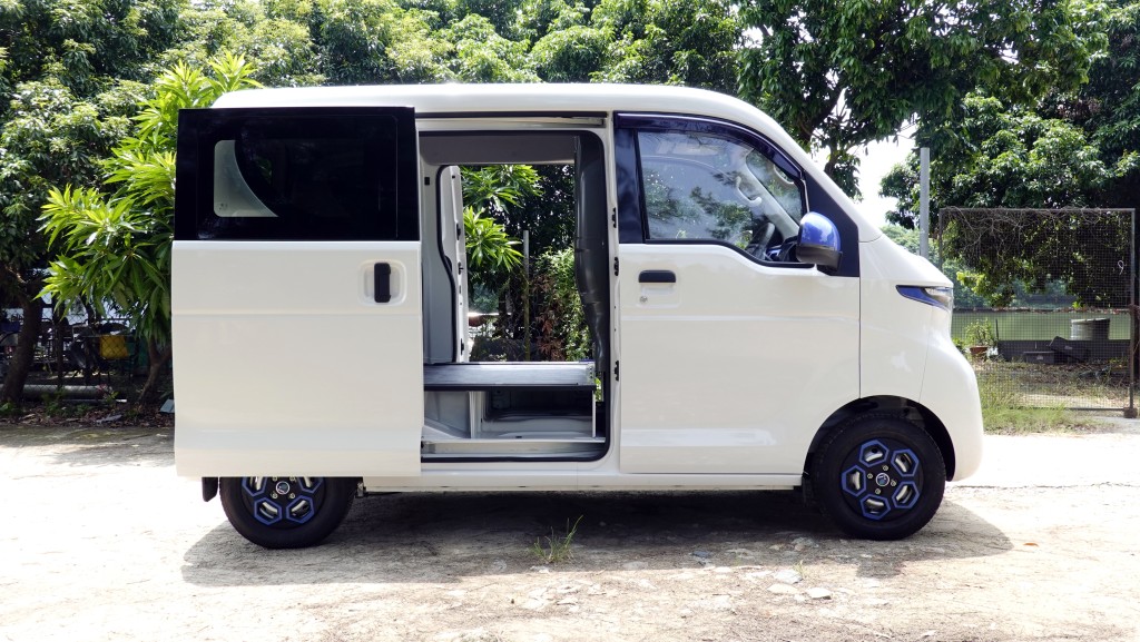 Piccolo G050純電動迷你貨Van，車身兩側備有手動趟門。