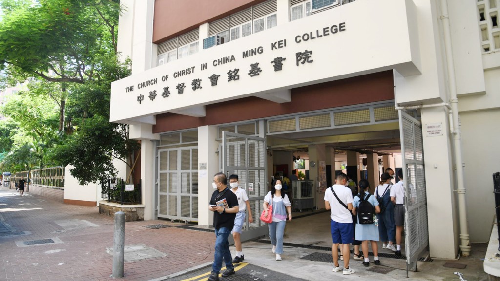 有家長帶同子女到中華基督教會銘基書院叩門。