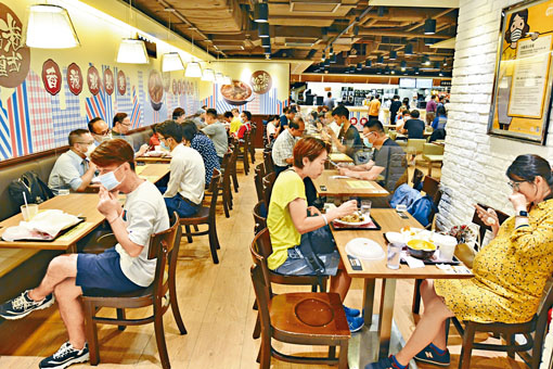 ■添馬政府總部附近海富中心連鎖快餐店午市現人群。
