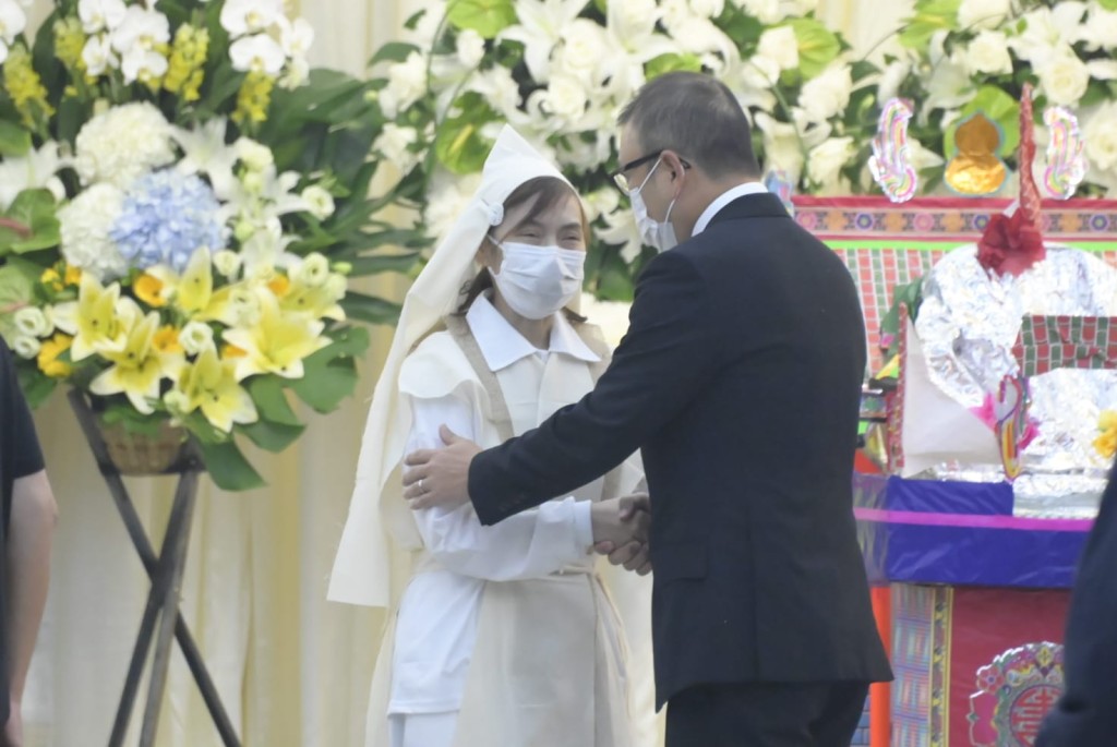 向衞妻送上問候。