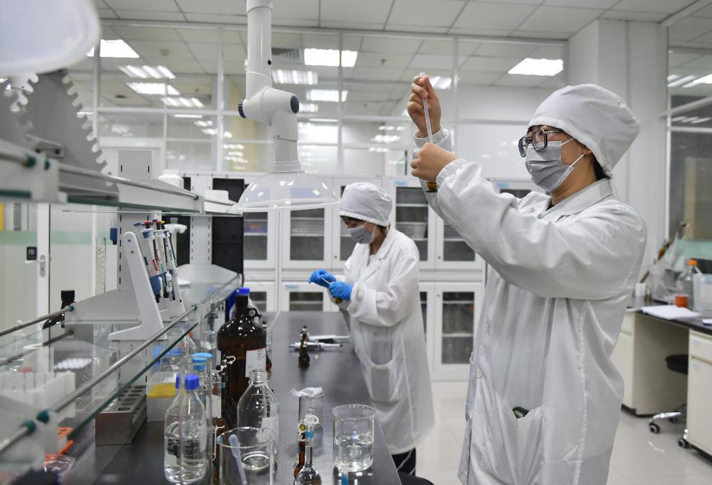 截至12月7日,內地今年有69種創新藥獲批上市,超過去年全年的48種。新華社 截至12月7日,內地今年有69種創新藥獲批上市,超過去年全年的48種。新華社