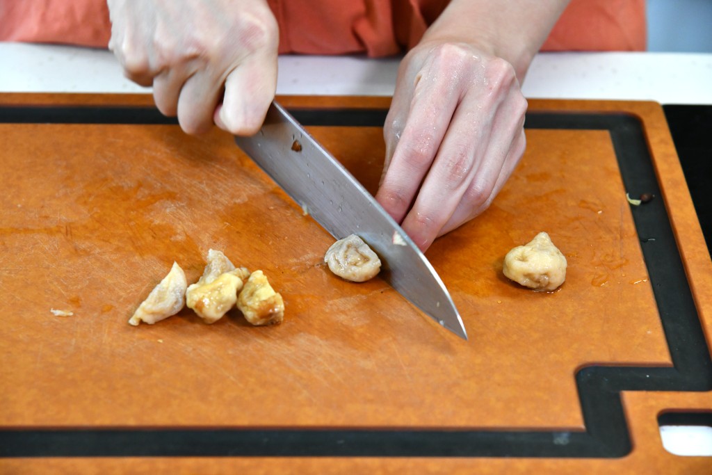 Step 2: 無花果切半。 Cut the figs into halves.