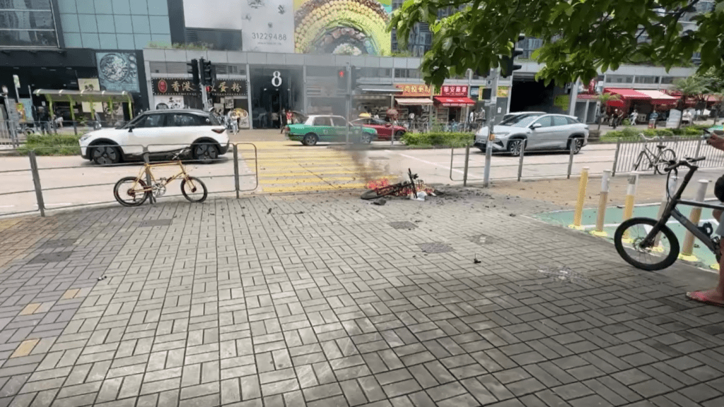 現場為天水圍天秀路天晴邨對開一過路處前。Threads:guavaroad 現場為天水圍天秀路天晴邨對開一過路處前。Threads:guavaroad