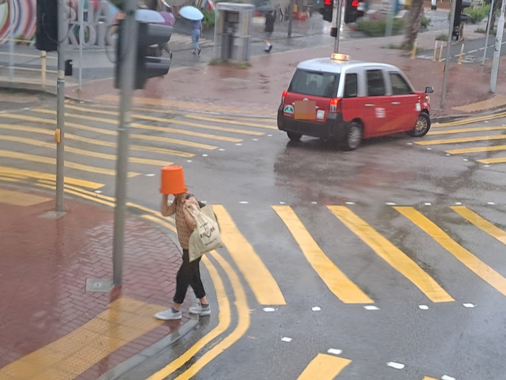 網民：黑雨途中，見到婆婆無帶遮，水桶遮頭頂硬上。個身濕晒小心著涼，小心地滑，慘慘豬。資料來源：wklsmith＠Threads