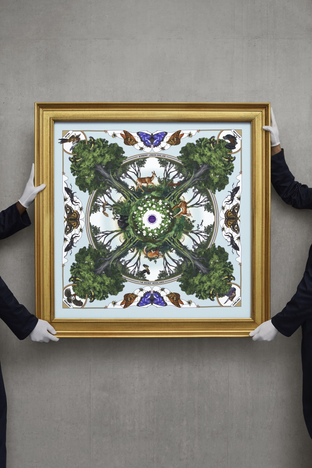 品牌亦特别推出一款独家限量版丝巾以作记念。