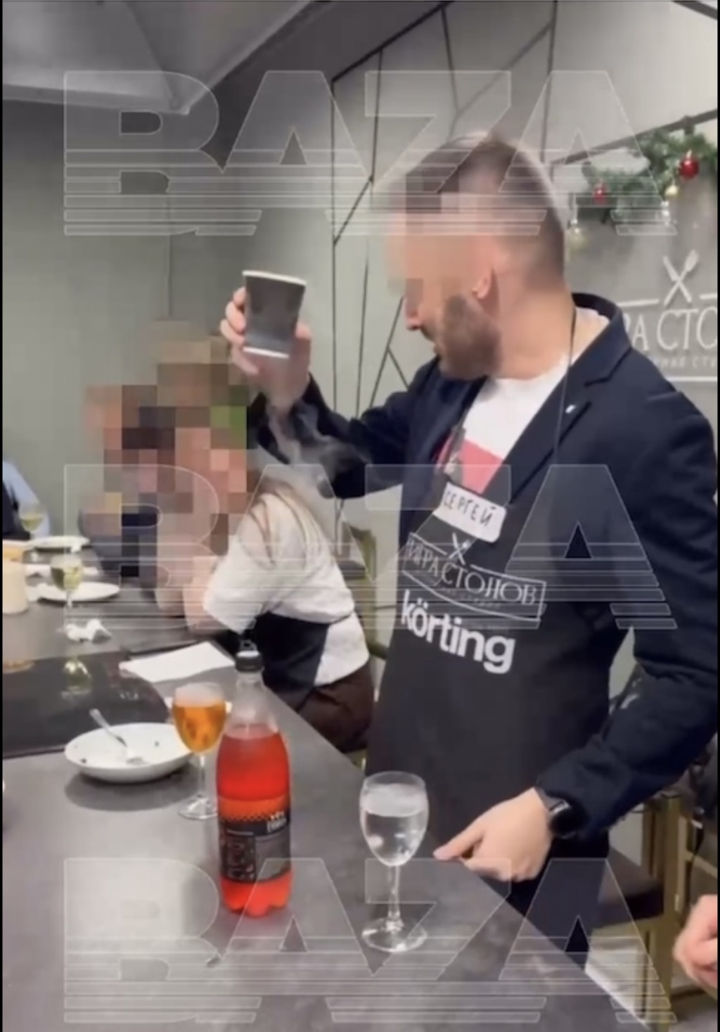 男子喝下前還舉杯祝酒。 Telegram / Baza