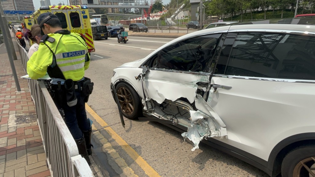 私家車左車身撞毀。