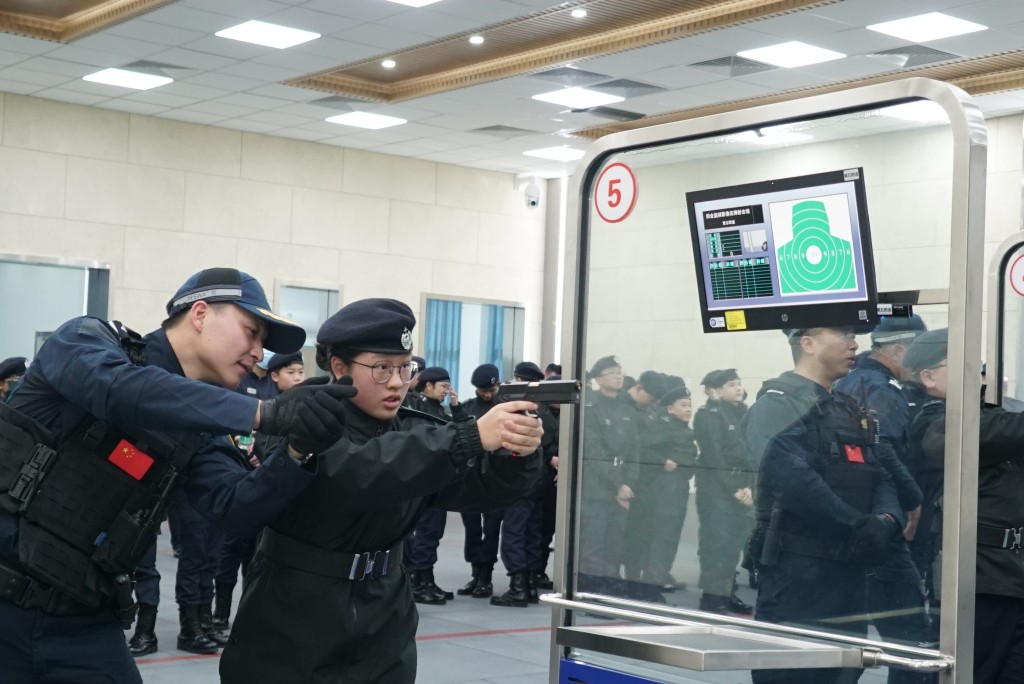 「更生先锋领袖」学员在肇庆四会监狱体验电子射击训练。