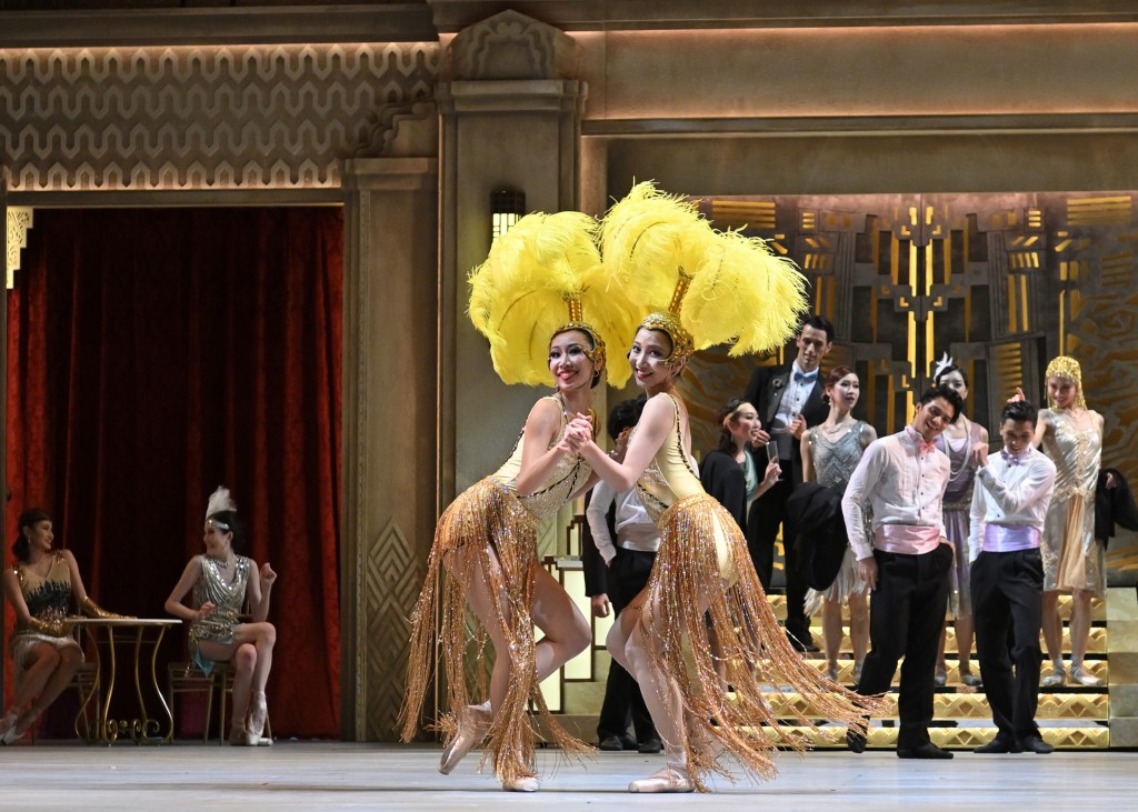芭蕾舞｜奧斯卡金像獎設計師葉錦添為表演帶來極具裝飾藝術風格的佈景和回歸希臘風的華麗服飾。
