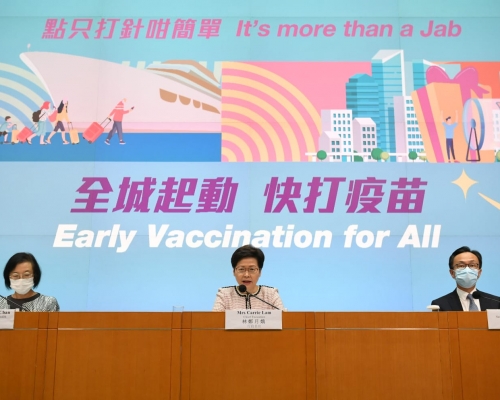 食物及衞生局局長陳肇始(左)及行政長官林鄭月娥(中)。