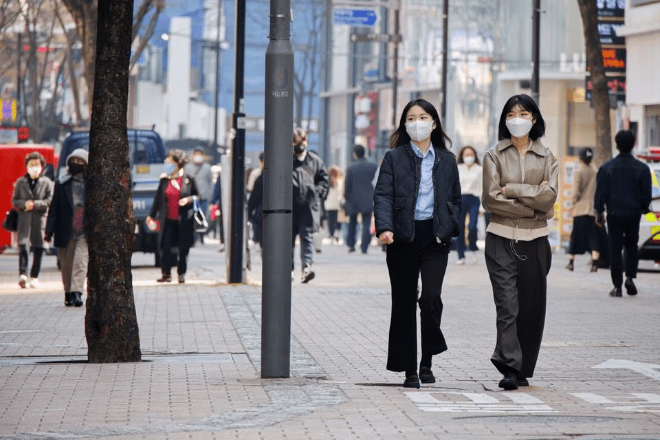 韩国政府去年5月取消针对部分室外场所的戴口罩要求。路透社