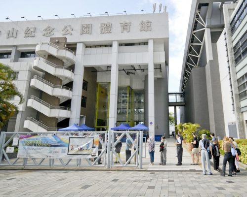 該名女子上月在中山紀念公園體育館接種第二劑復必泰。資料圖片