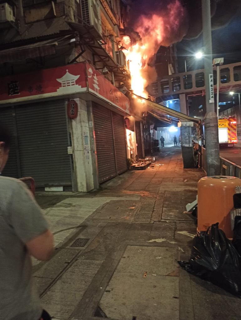 葵涌泰國菜館職員疑煮食「搶火」,火勢猛烈。 讀者提供