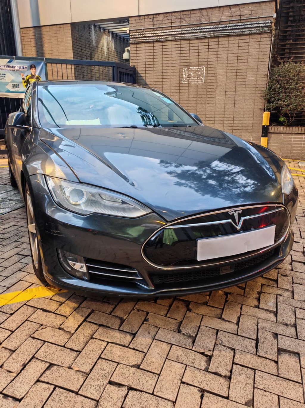 兩輛涉案私家車亦被扣查作進一步檢驗。警方圖片