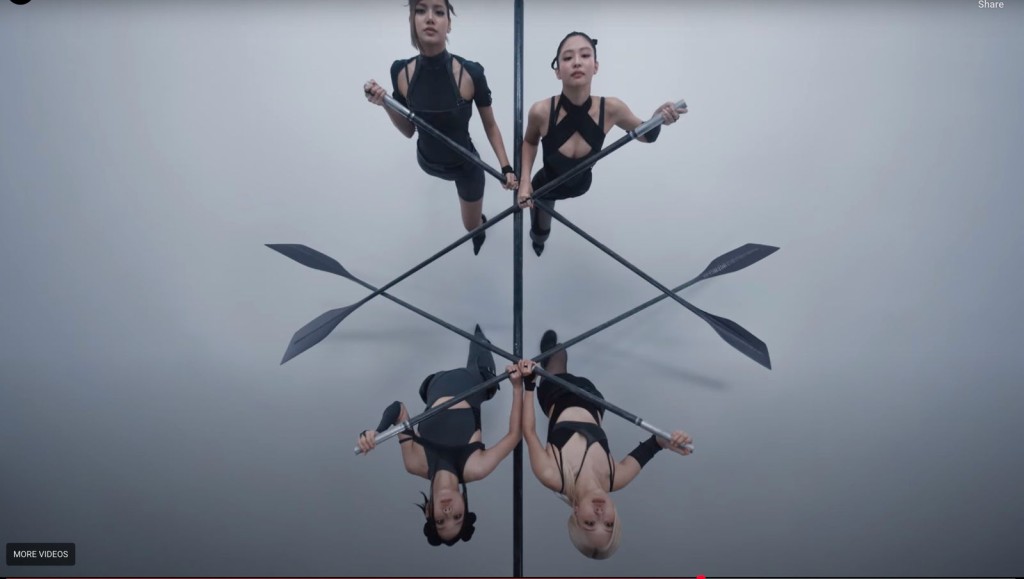 《GO》MV中，BLACKPINK一齊撐船展示團結。