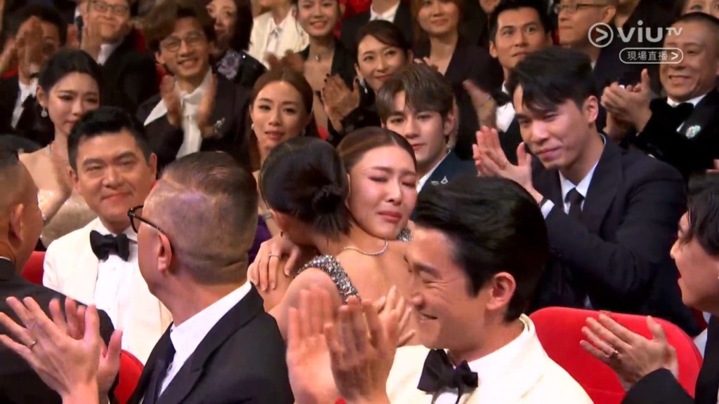 余香凝在台下擁抱老公及身旁的同行。