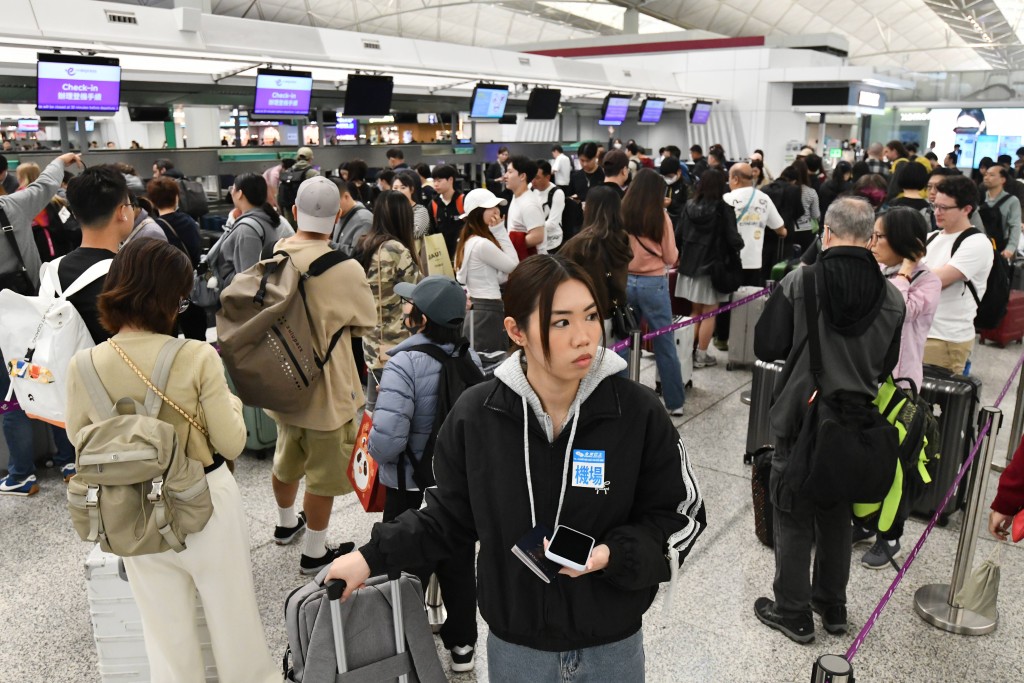 雖然航空公司因應成本上漲而增加了燃油附加費,但政府已明確要求其在網頁及機票上清楚列明收費,確保價格透明。資料圖片 雖然航空公司因應成本上漲而增加了燃油附加費,但政府已明確要求其在網頁及機票上清楚列明收費,確保價格透明。資料圖片