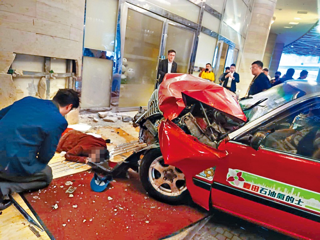 80歲的士司機疑頭暈,甫開車直撞菲籍男遊客,事主臥地奄奄一息。