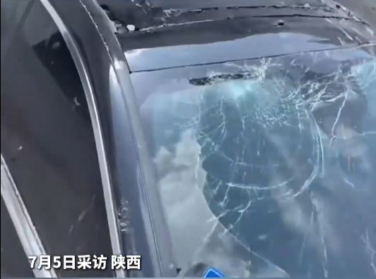 黨先生的Benz被初中生偷去，嚴重撞毀。三峽商報