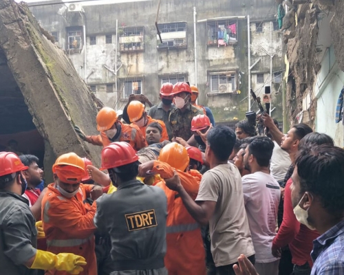 印度孟买民居发生塌楼。AP图片