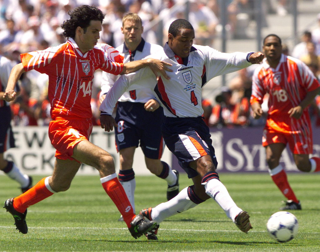 九八年世界盃，英格蘭分組賽鬥突尼西亞，他們於完半場前靠舒利亞頂入領先。之後一直未能拉開，直至九十分鐘終由史高斯遠射得手奠定2:0勝局。Reuters資料圖片