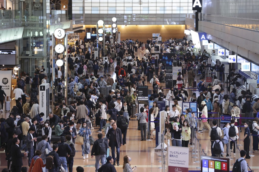 東京羽田機場系統大當機，一度塞爆人潮。美聯社