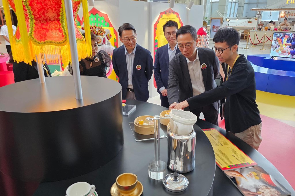 楊潤雄在曼谷參觀康文署在當地商場舉辦「香港非物質文化遺產嘉年華」展覽。楊潤雄FB