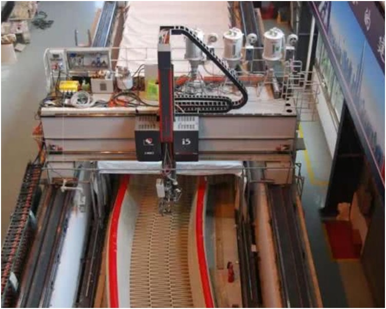 3D打印機正進行吐料、拍打、粘合，打印等程序。