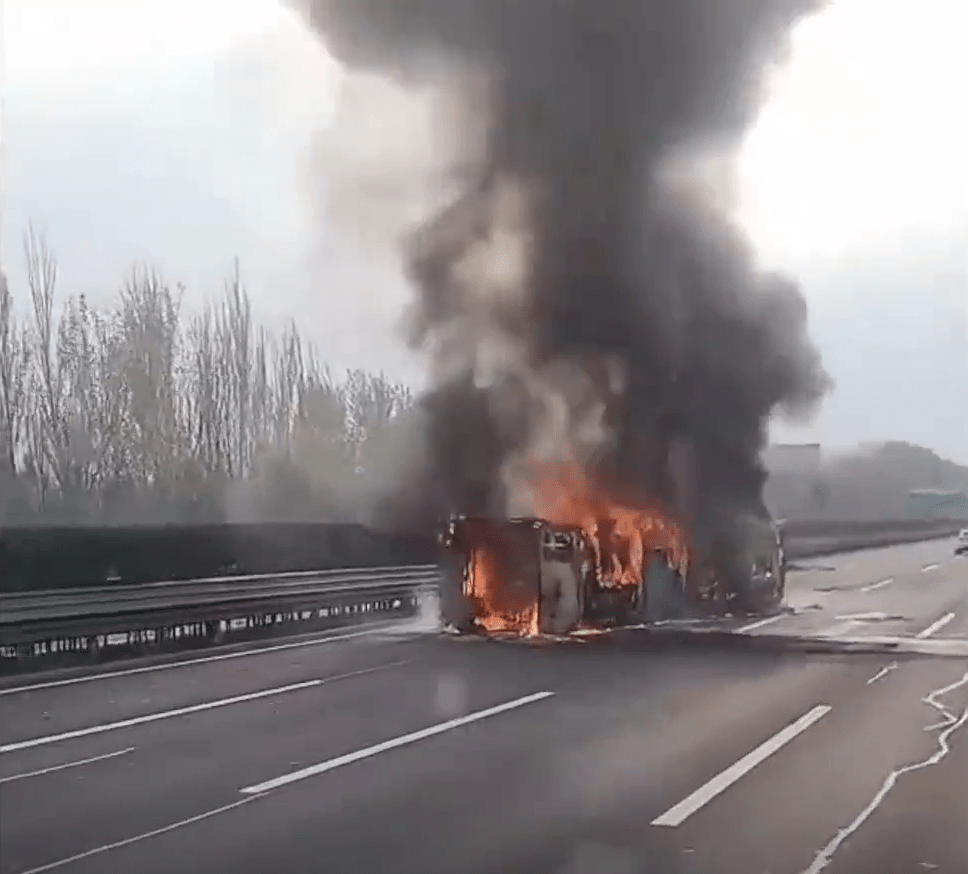 車CＡＭ畫面顯示，一大巴車在蘇家屯高速公路起火。