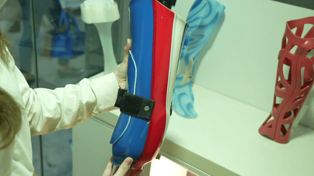 接受腔是義肢的其中一個組件，固定殘肢，連接鋼管與腳掌零件。