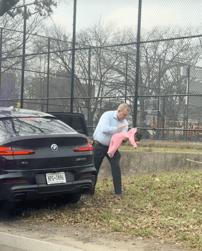 警員為女嬰拍背施救。Tiktok @ simplysandra__ 片段截圖 警員為女嬰拍背施救。Tiktok @ simplysandra__ 片段截圖