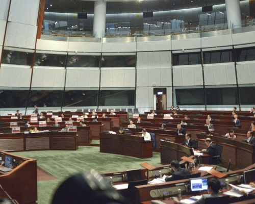 立法會晚上8時休會，仍未能完成審議及通過政府提出的「一地兩檢」無約束力議案。關偉華攝