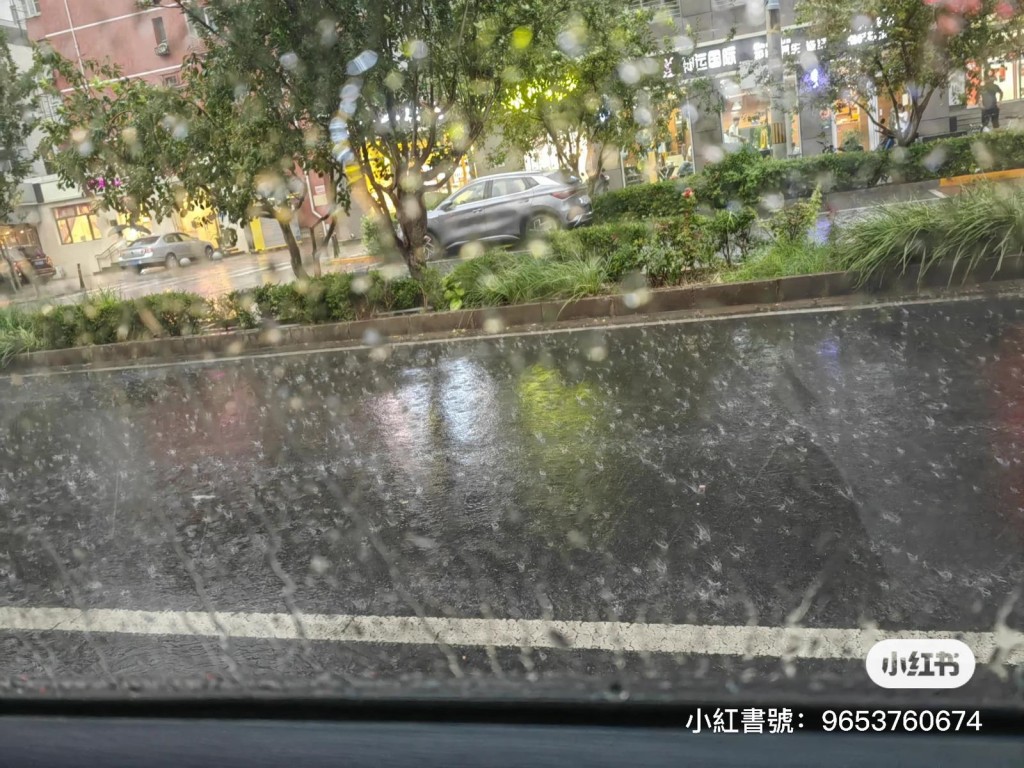 北京下起倾盆大雨。
