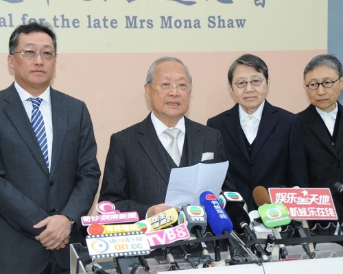 梁乃鵬代六嬸家人宣佈要事。