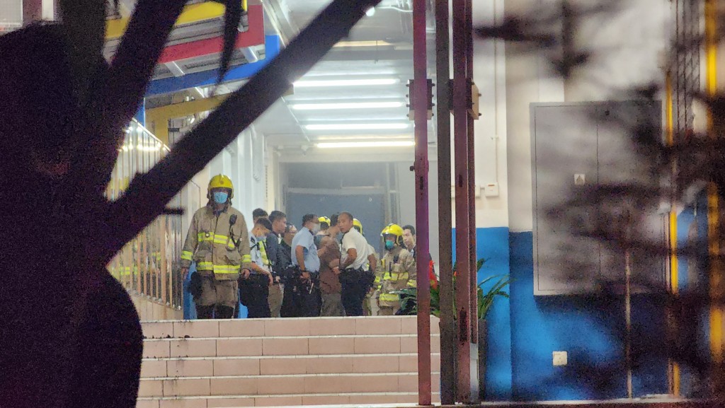 沙田中學實驗室入夜後冒煙 疑充電裝置起火傳爆炸聲 消防救熄