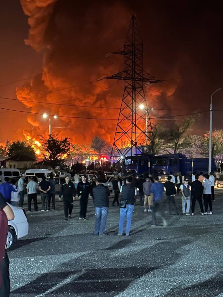 塔什干機場附近發生大火，火焰和濃煙直竄夜空。網上圖片