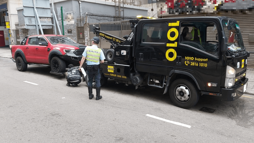 行動中,警方拖走六輛造成嚴重阻塞的車輛。警方提供