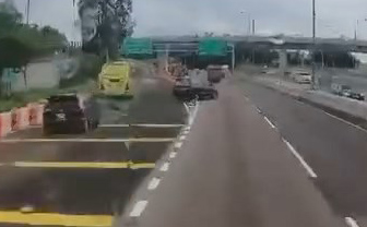 黑色私家車懷疑「行錯路」,駛入一條只供貨車行駛的支路,隨即企圖切線。網上片段截圖 黑色私家車懷疑「行錯路」,駛入一條只供貨車行駛的支路,隨即企圖切線。網上片段截圖