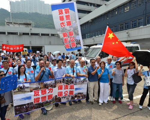 多個團體到不同警署撐警。