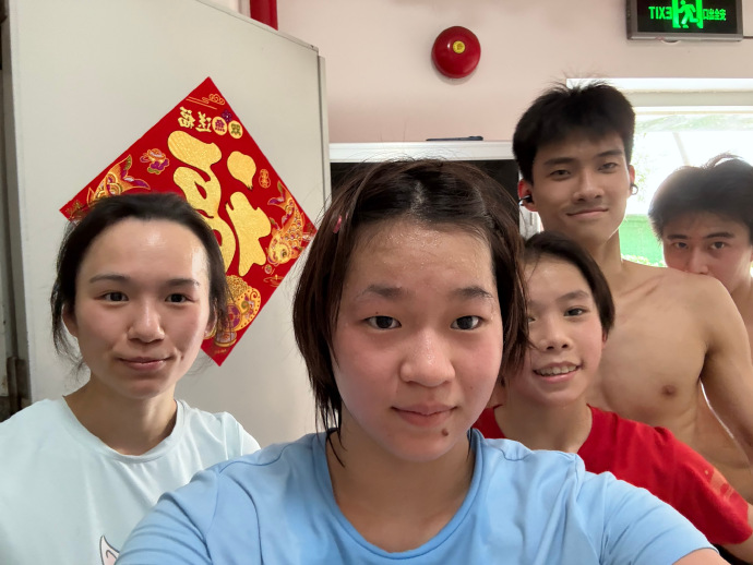 全紅嬋罕見發布自拍照,網民讚練瘦了。 微博 全紅嬋罕見發布自拍照,網民讚練瘦了。 微博
