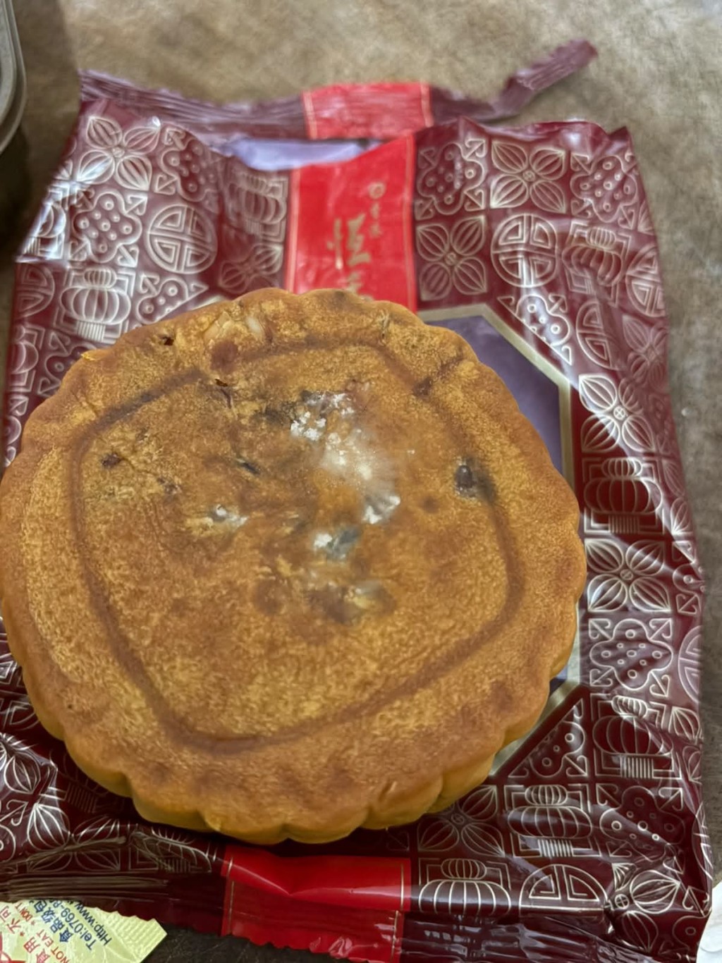 有網民拆開包裝後,才發現表面無事的月餅、翻轉底部原來已發霉。saaamannn.thaaaaa@Threads 有網民拆開包裝後,才發現表面無事的月餅、翻轉底部原來已發霉。saaamannn.thaaaaa@Threads
