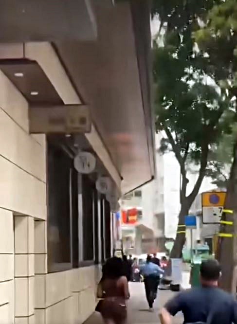警員追截涉案女子。fb:香港交通及突發事故報料區 警員追截涉案女子。fb:香港交通及突發事故報料區